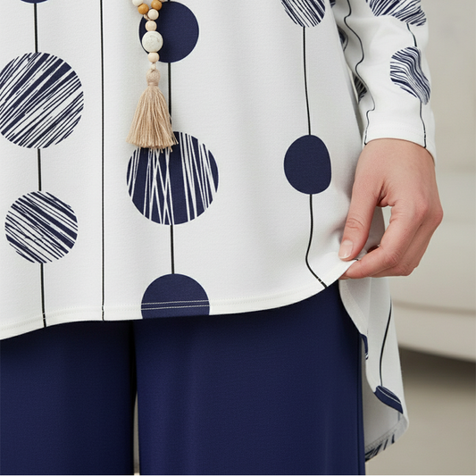 Set med långärmad blus och byxor i modern print